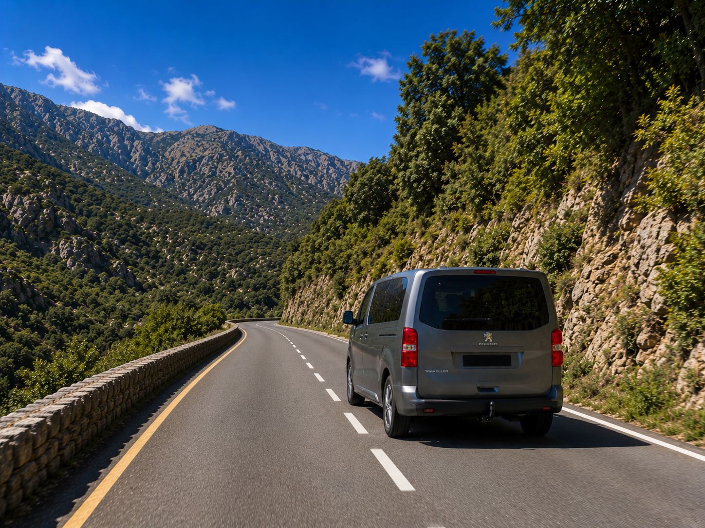 Van de Trayectos y Destinos circulando por una ruta de montaña